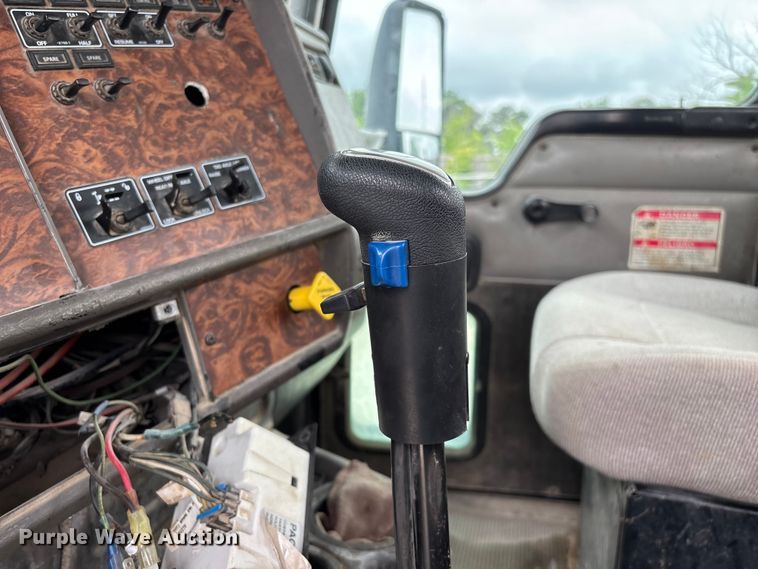 image for item FG0466 2003 Kenworth T800 ready mix truck