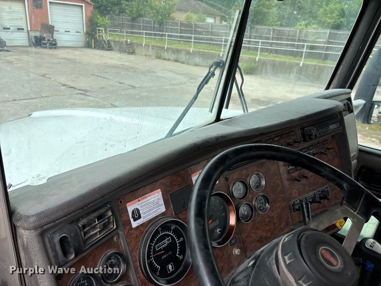 image for item FG0466 2003 Kenworth T800 ready mix truck