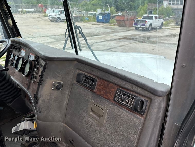 image for item FG0466 2003 Kenworth T800 ready mix truck