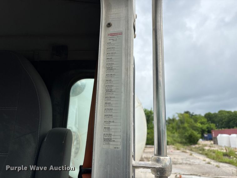 image for item FG0466 2003 Kenworth T800 ready mix truck
