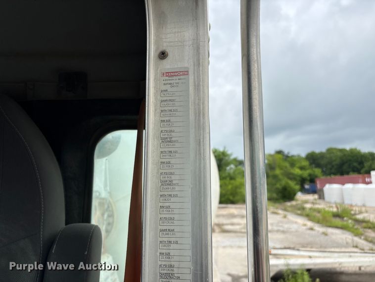 image for item FG0466 2003 Kenworth T800 ready mix truck