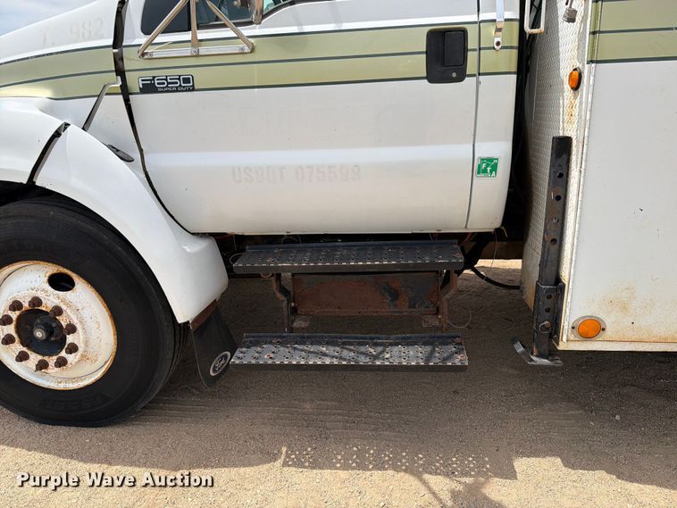 image for item FK0221 2006 Ford F650 Super Duty utility / service truck