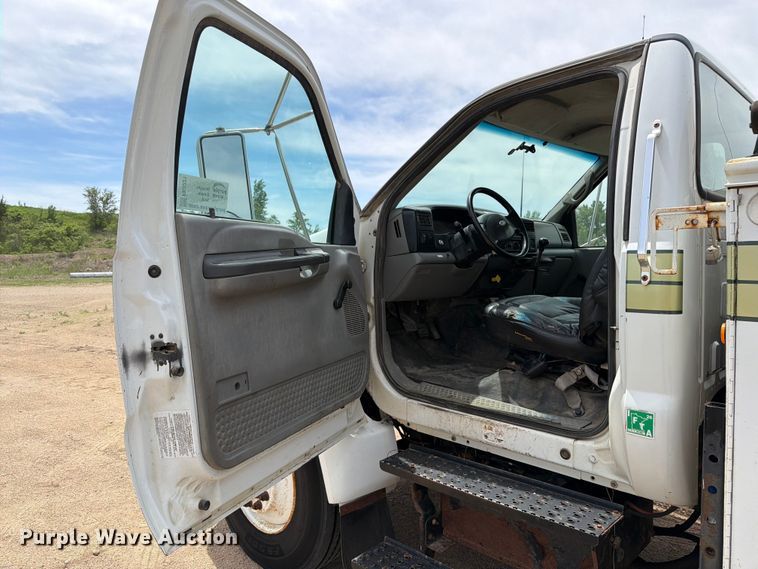 image for item FK0221 2006 Ford F650 Super Duty utility / service truck