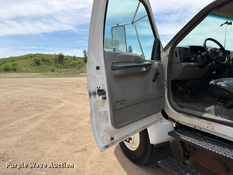 image for item FK0221 2006 Ford F650 Super Duty utility / service truck