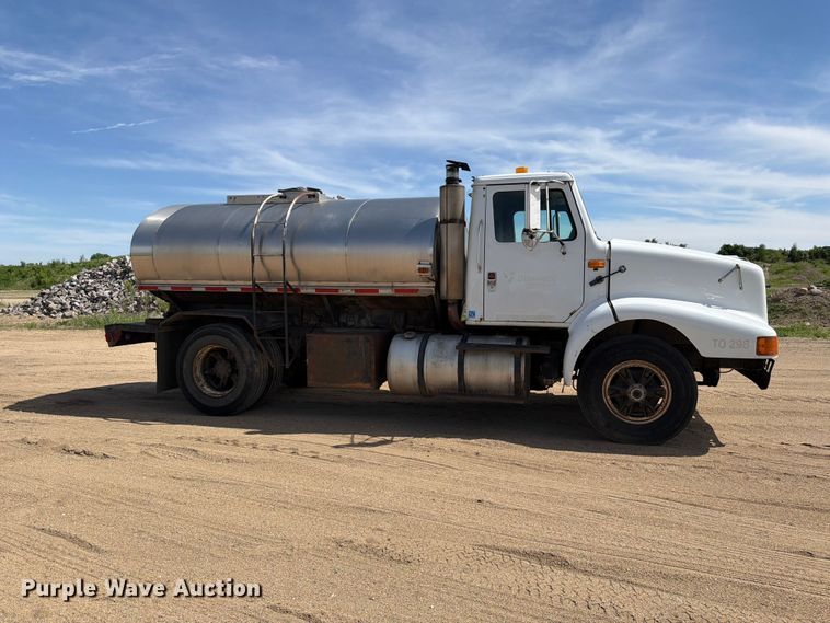 image for item FK0223 1991 International 8200 tank truck