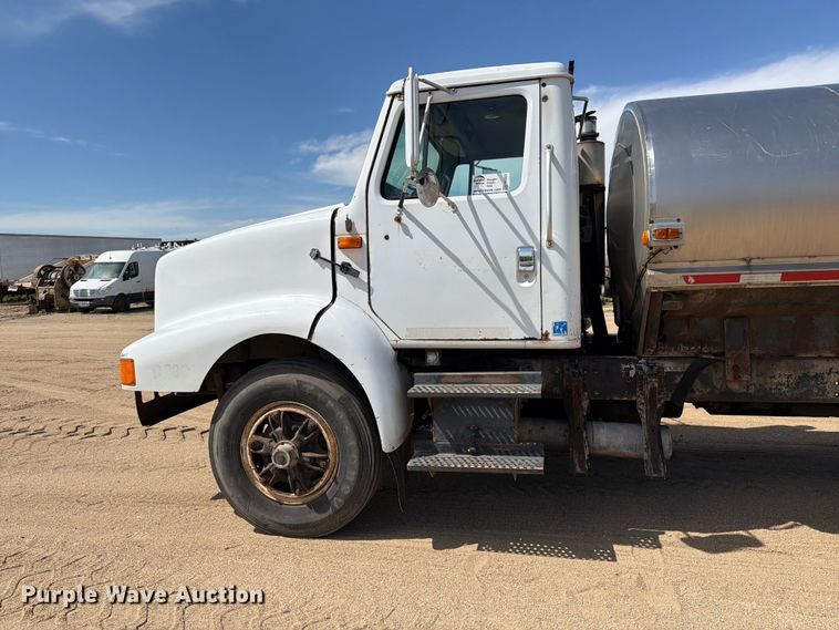 image for item FK0223 1991 International 8200 tank truck
