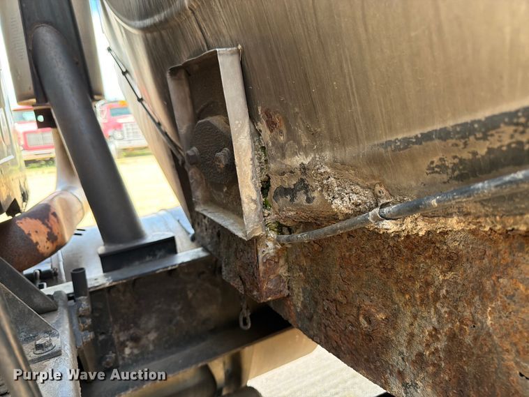 image for item FK0223 1991 International 8200 tank truck