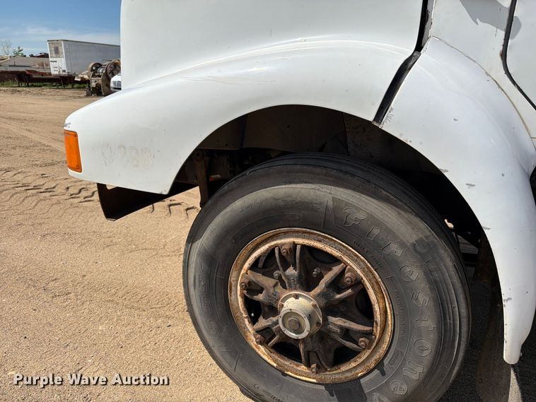 image for item FK0223 1991 International 8200 tank truck
