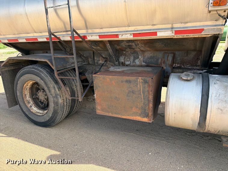 image for item FK0223 1991 International 8200 tank truck
