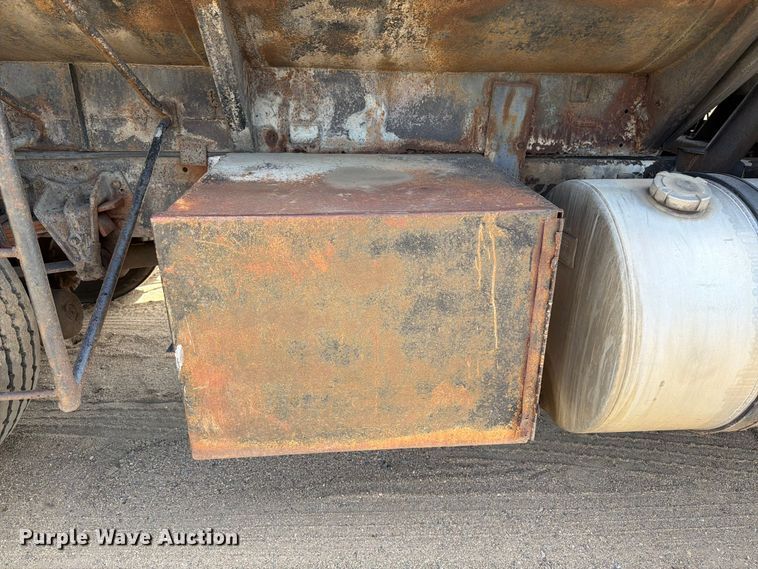 image for item FK0223 1991 International 8200 tank truck