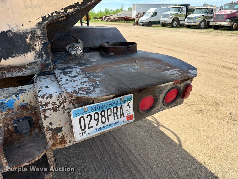 image for item FK0223 1991 International 8200 tank truck