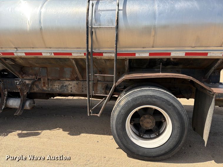 image for item FK0223 1991 International 8200 tank truck