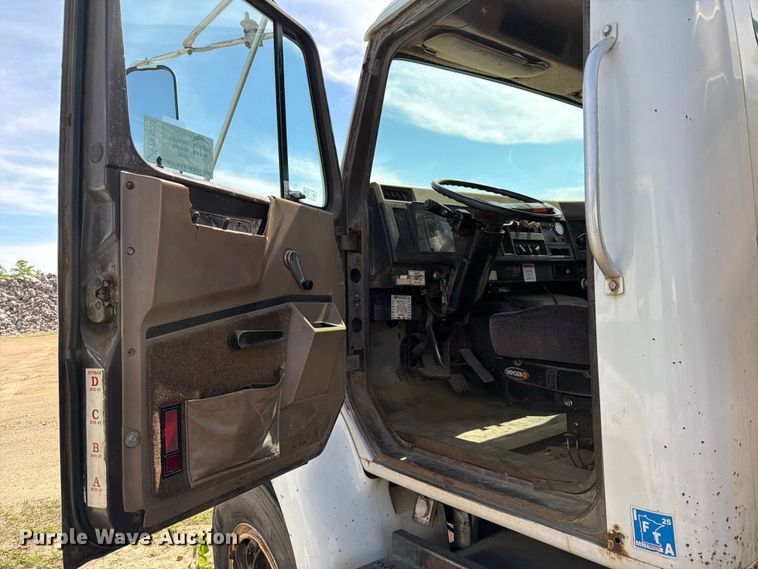 image for item FK0223 1991 International 8200 tank truck