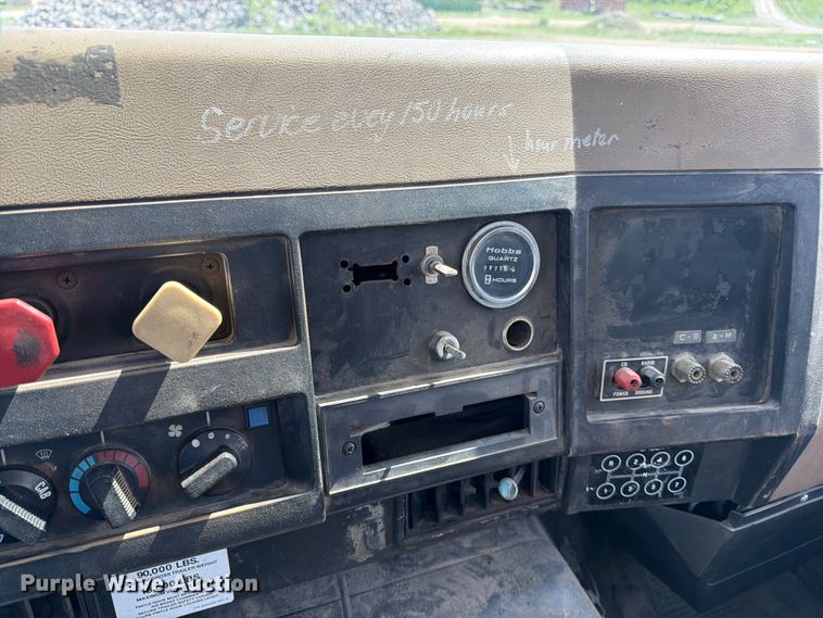 image for item FK0223 1991 International 8200 tank truck