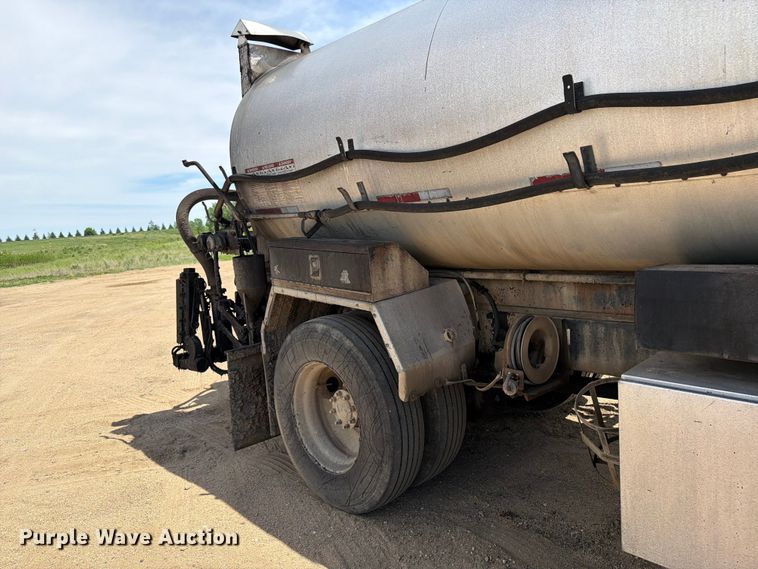 image for item FK0224 2006 Freightliner Business Class M2 oil distributor truck