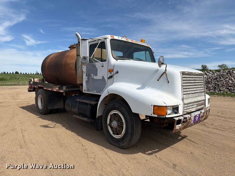 image for item FK0225 1991 International 8200 tank truck