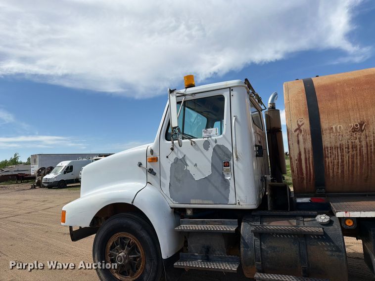 image for item FK0225 1991 International 8200 tank truck