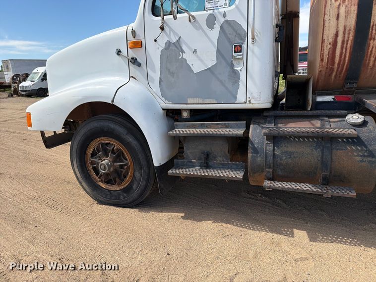 image for item FK0225 1991 International 8200 tank truck