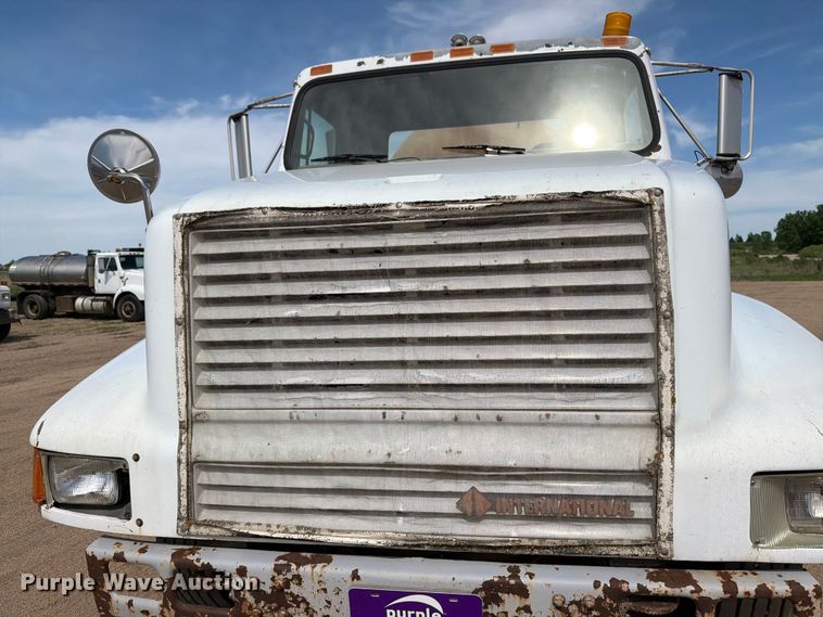 image for item FK0225 1991 International 8200 tank truck