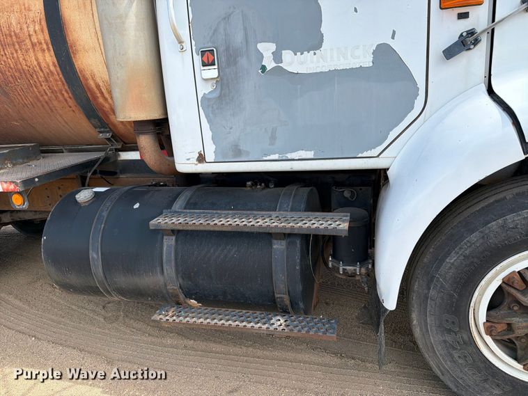 image for item FK0225 1991 International 8200 tank truck