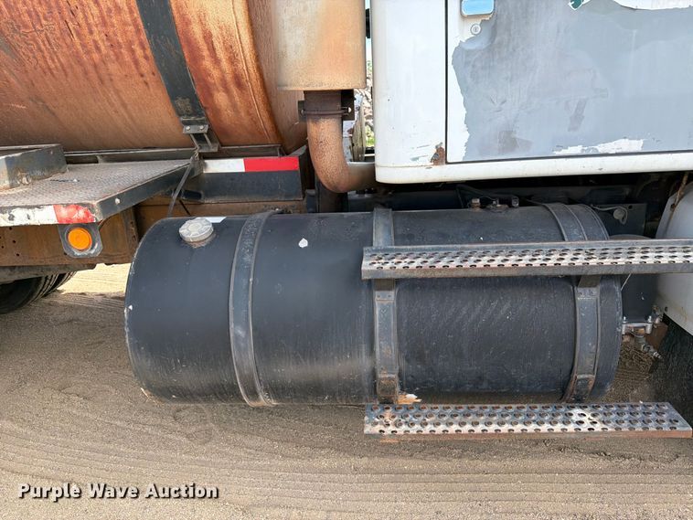 image for item FK0225 1991 International 8200 tank truck