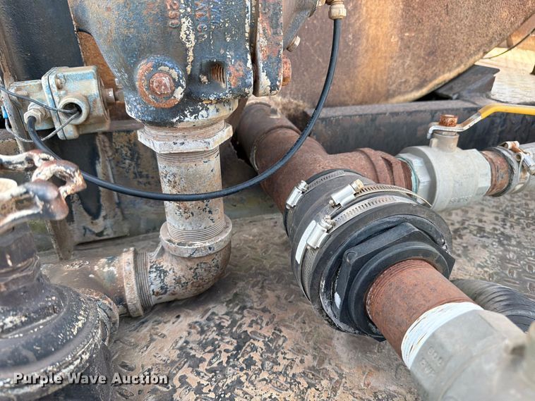 image for item FK0225 1991 International 8200 tank truck
