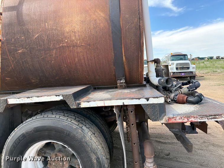 image for item FK0225 1991 International 8200 tank truck