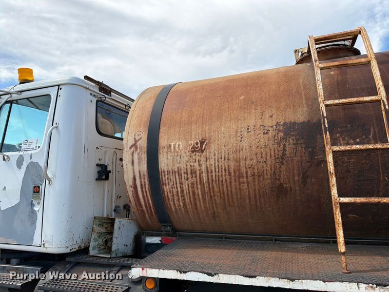 image for item FK0225 1991 International 8200 tank truck