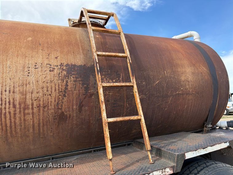 image for item FK0225 1991 International 8200 tank truck