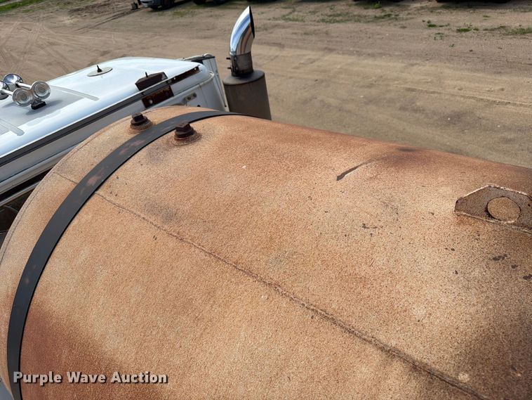 image for item FK0225 1991 International 8200 tank truck