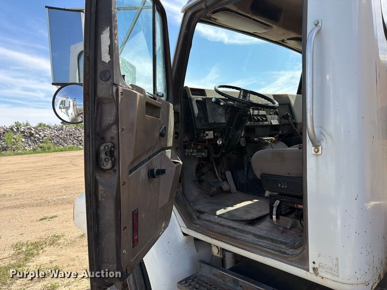image for item FK0225 1991 International 8200 tank truck