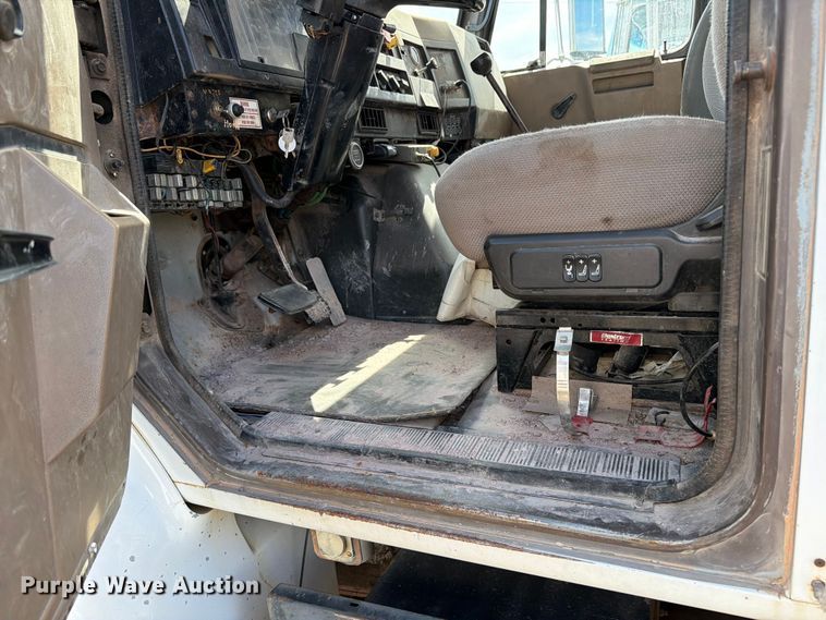 image for item FK0225 1991 International 8200 tank truck
