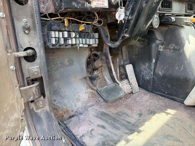 image for item FK0225 1991 International 8200 tank truck