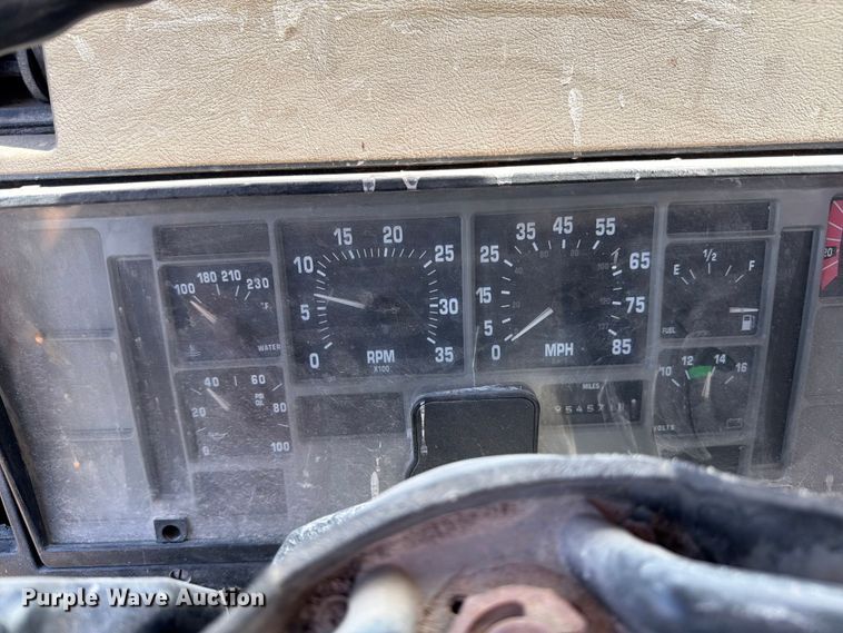 image for item FK0225 1991 International 8200 tank truck