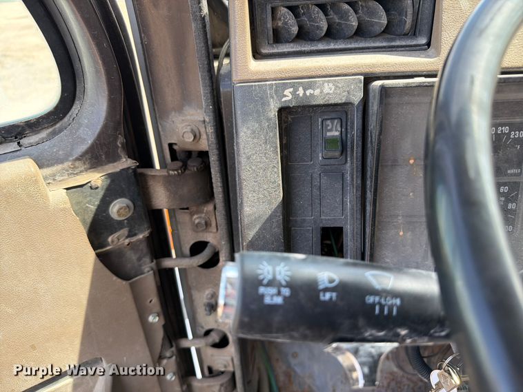 image for item FK0225 1991 International 8200 tank truck