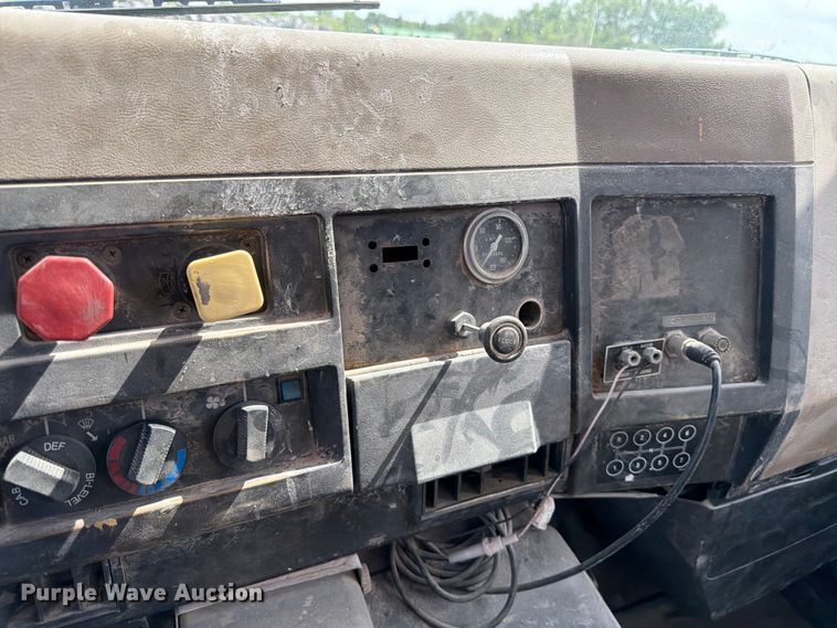 image for item FK0225 1991 International 8200 tank truck