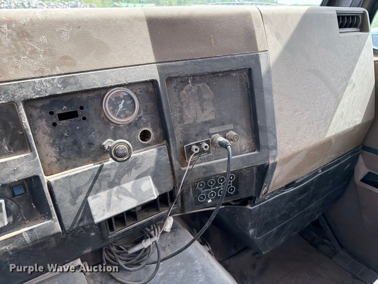 image for item FK0225 1991 International 8200 tank truck