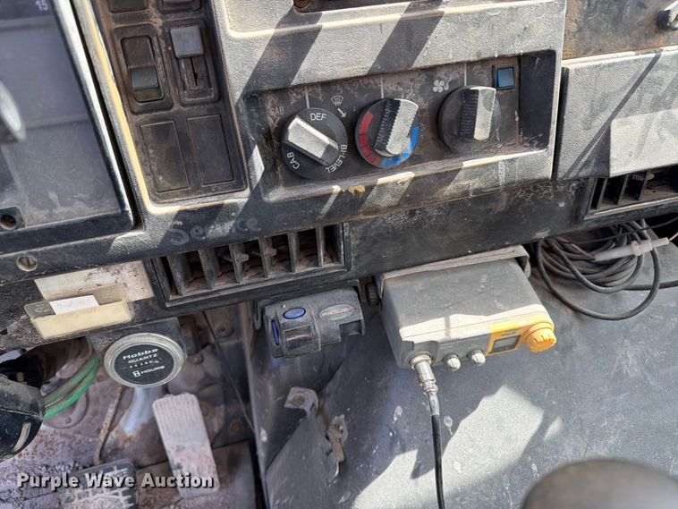image for item FK0225 1991 International 8200 tank truck