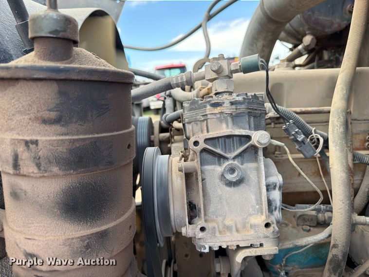 image for item FK0225 1991 International 8200 tank truck