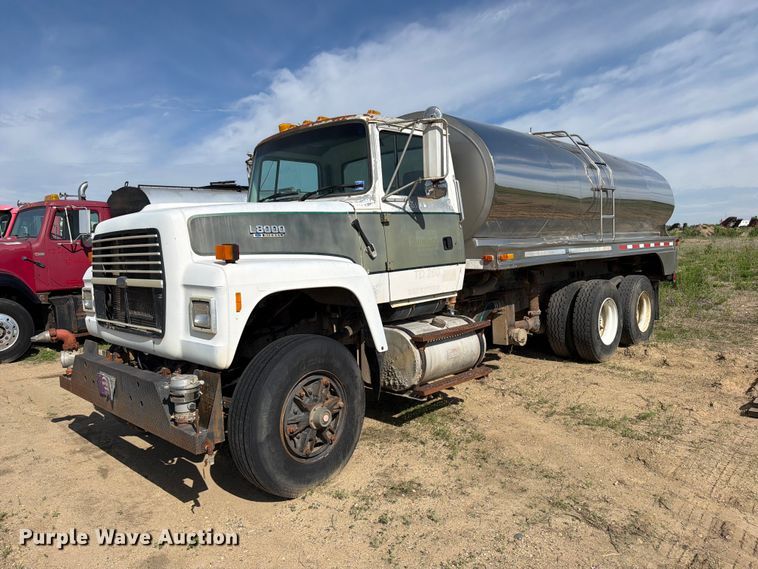 image for item FK0226 1991 Ford LT8000 tank truck