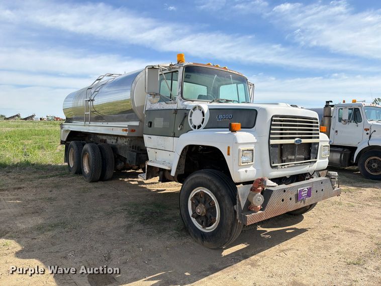 image for item FK0226 1991 Ford LT8000 tank truck