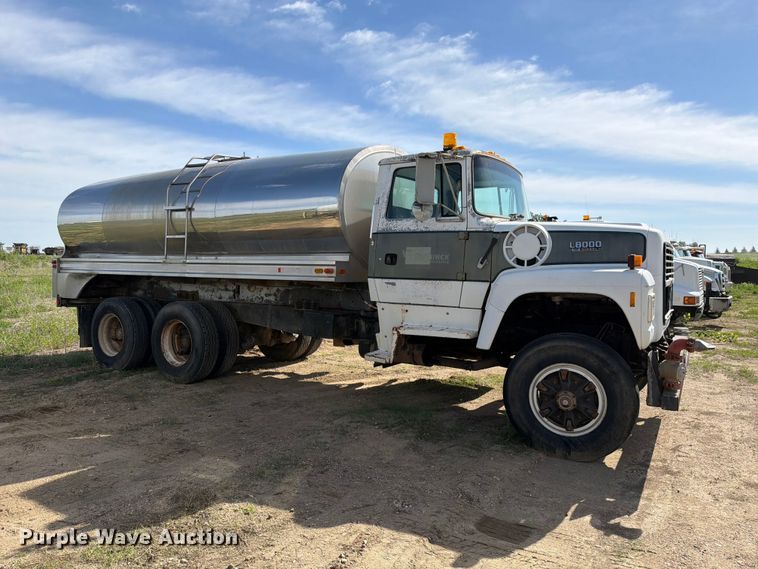 image for item FK0226 1991 Ford LT8000 tank truck
