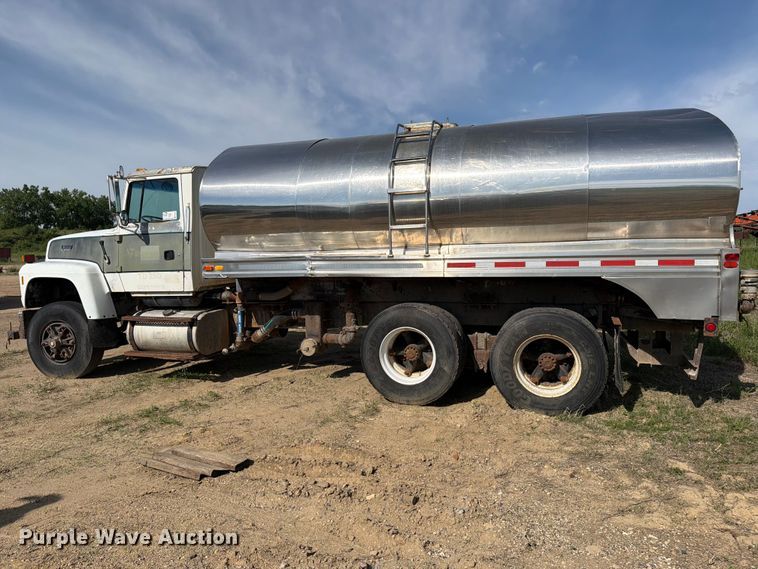image for item FK0226 1991 Ford LT8000 tank truck