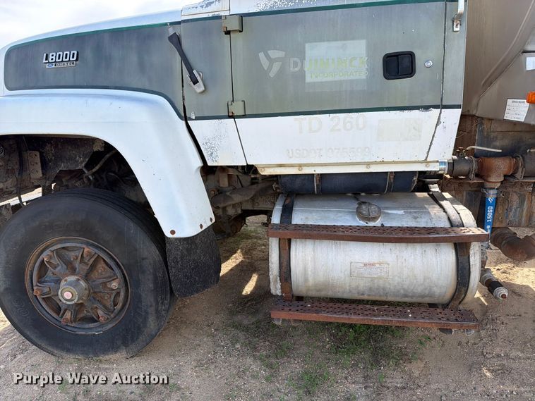 image for item FK0226 1991 Ford LT8000 tank truck
