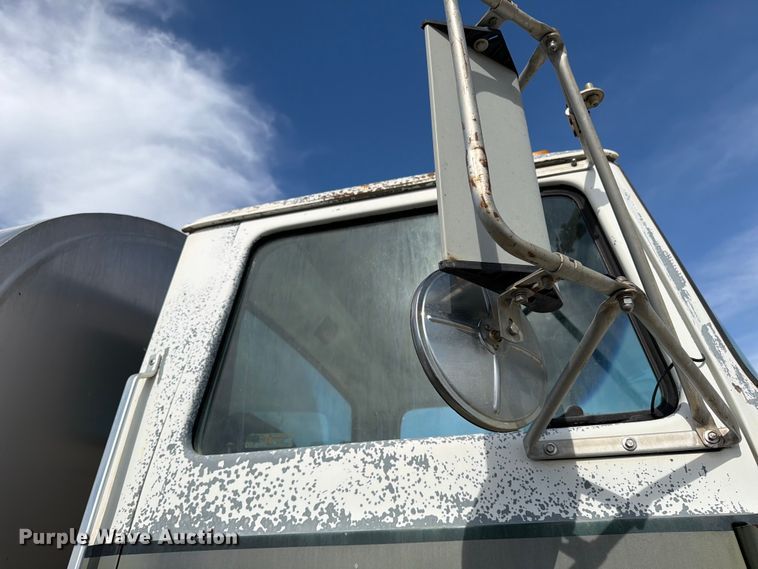 image for item FK0226 1991 Ford LT8000 tank truck