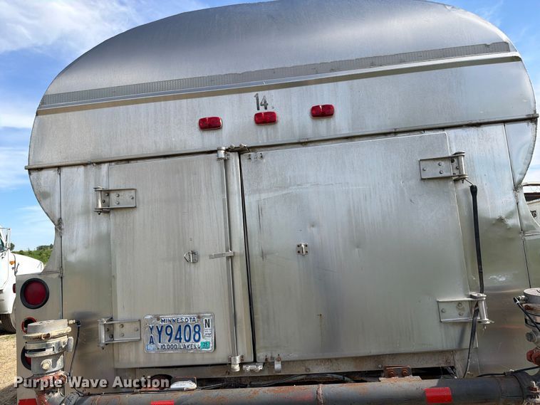 image for item FK0226 1991 Ford LT8000 tank truck