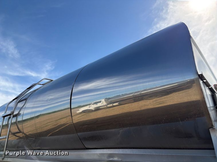 image for item FK0226 1991 Ford LT8000 tank truck