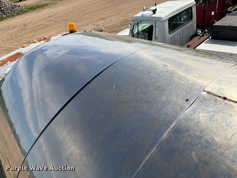 image for item FK0226 1991 Ford LT8000 tank truck