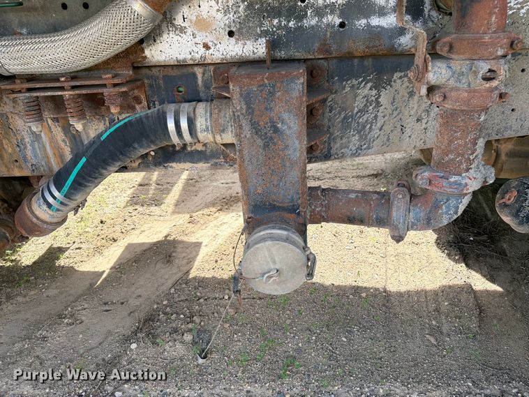 image for item FK0226 1991 Ford LT8000 tank truck