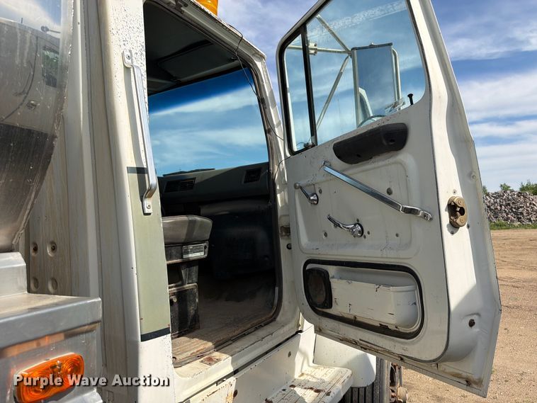 image for item FK0226 1991 Ford LT8000 tank truck